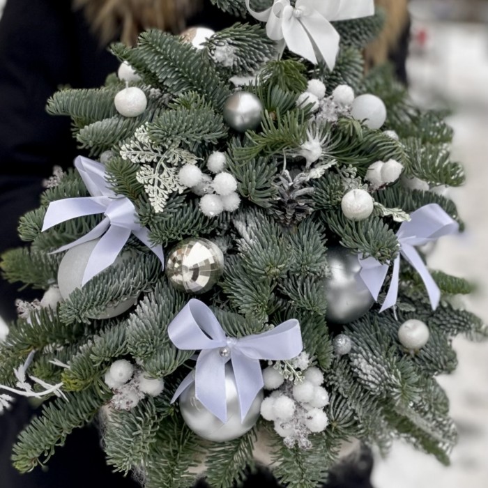 Елка с белым декором