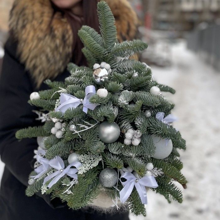 Елка с белым декором