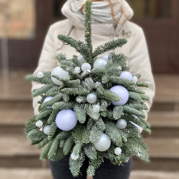 Елка с белыми новогодними шарами