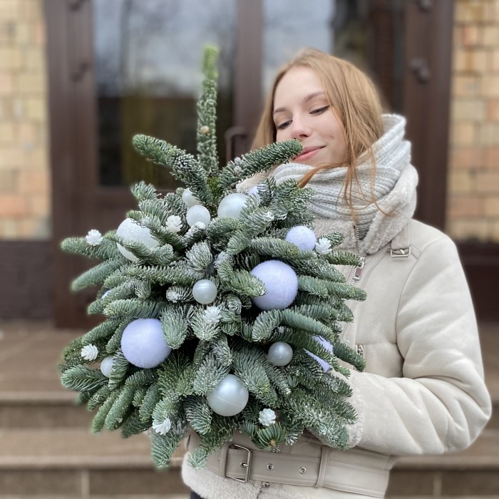 Елка с белыми новогодними шарами