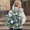 Елка с белыми новогодними шарами
