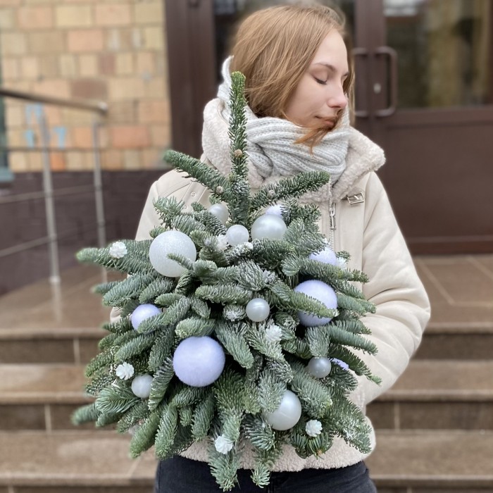 Елка с белыми новогодними шарами