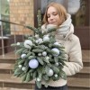 Елка с белыми новогодними шарами