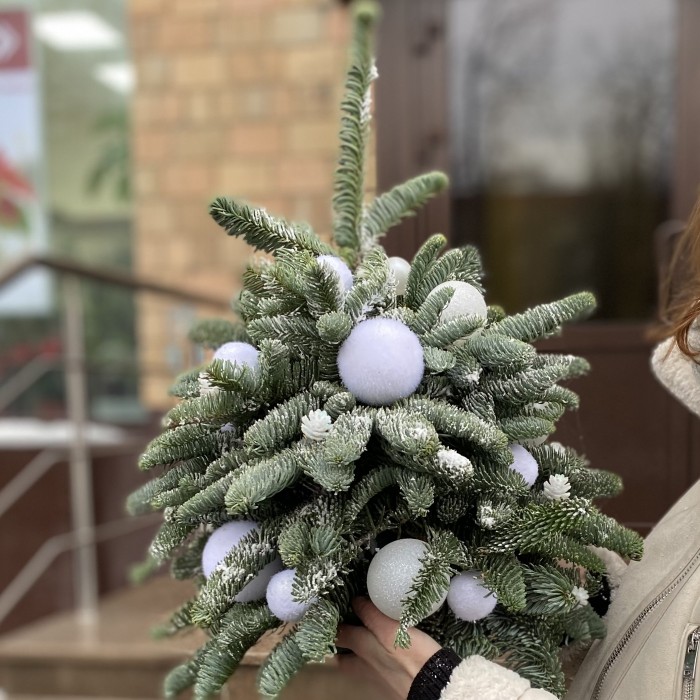 Елка с белыми новогодними шарами