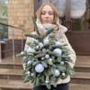 Елка с белыми новогодними шарами