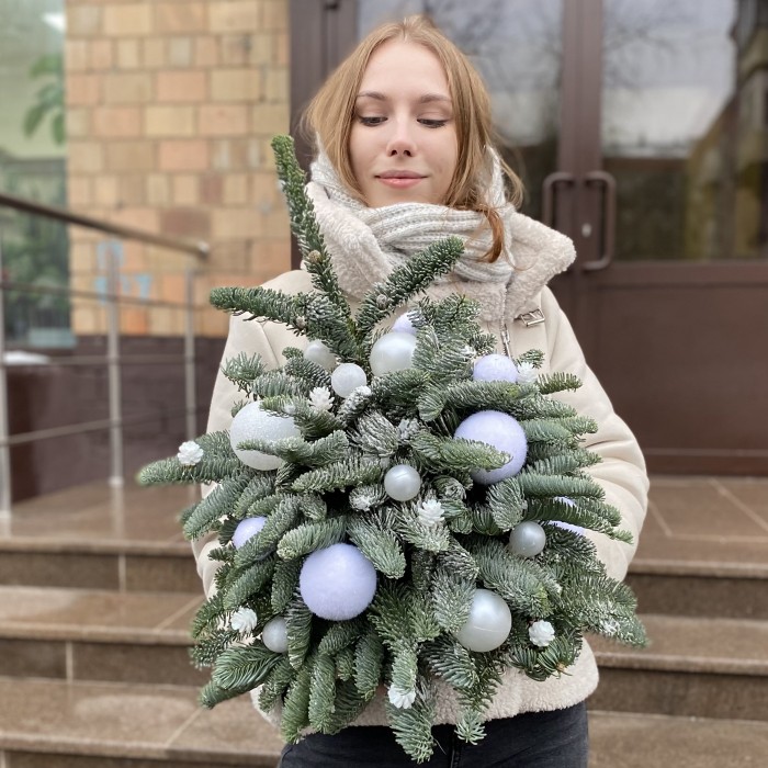 Елка с белыми новогодними шарами