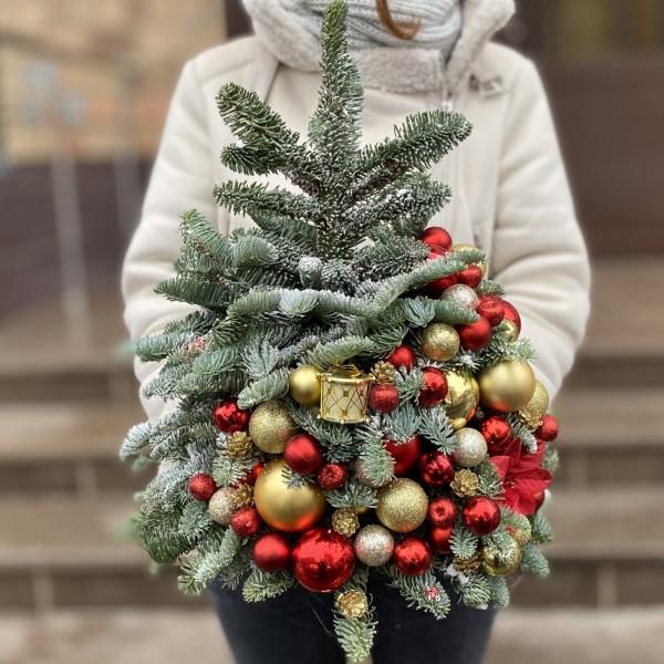 Елка с красно-золотым декором