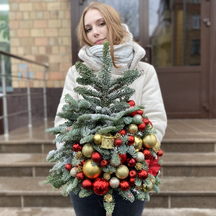 Елка с красно-золотым декором