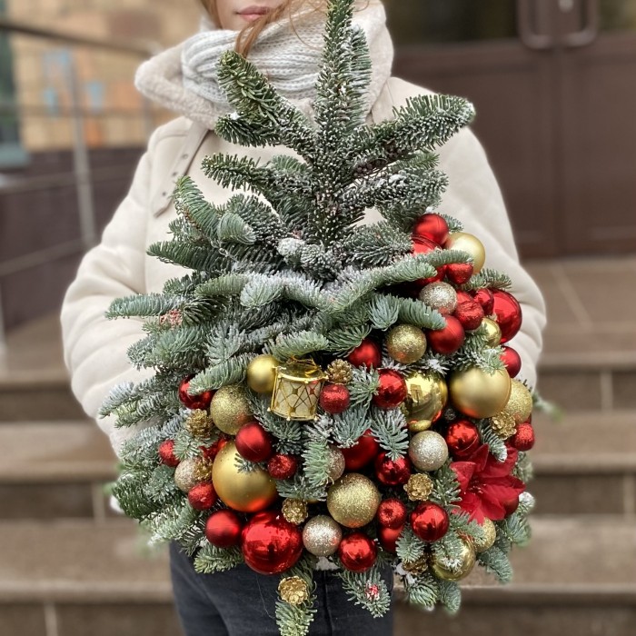 Елка с красно-золотым декором