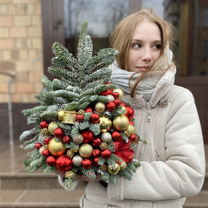 Елка с красно-золотым декором