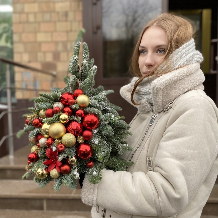 Елка с красно-золотым декором