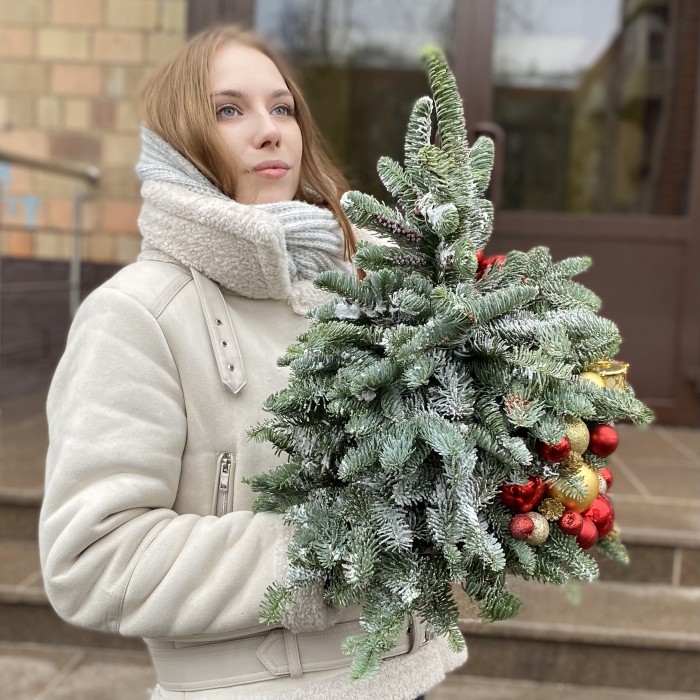 Елка с красно-золотым декором