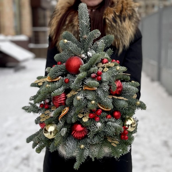 Елка с красным декором и апельсинами