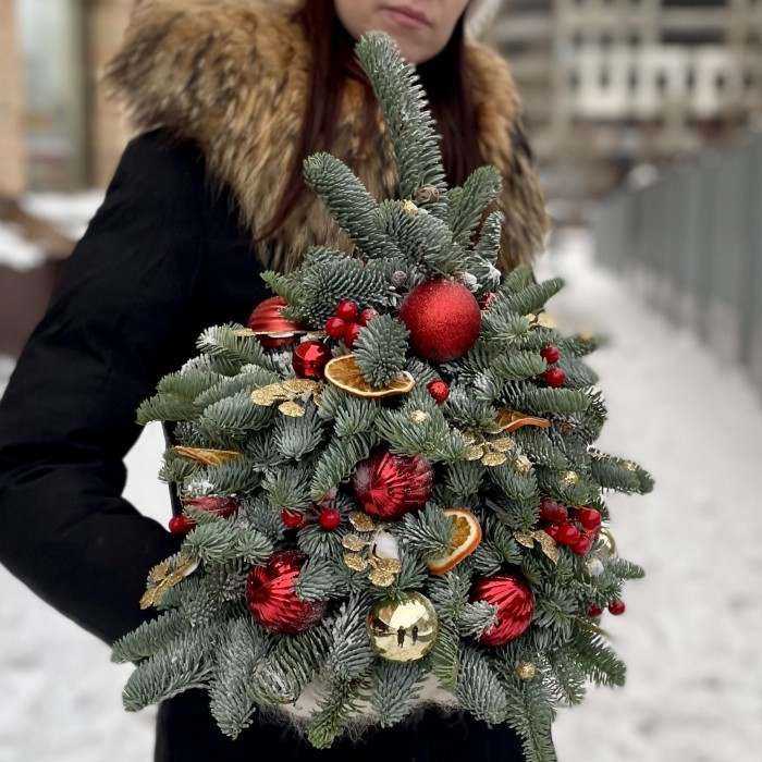 Елка с красным декором и апельсинами