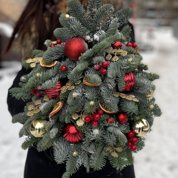 Елка с красным декором и апельсинами