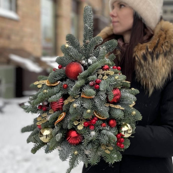 Елка с красным декором и апельсинами