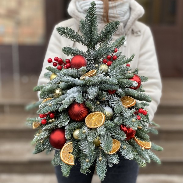 Елка с красным декором и цитрусами