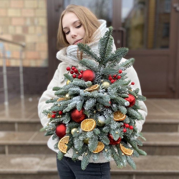 Елка с красным декором и цитрусами