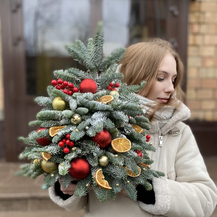 Елка с красным декором и цитрусами