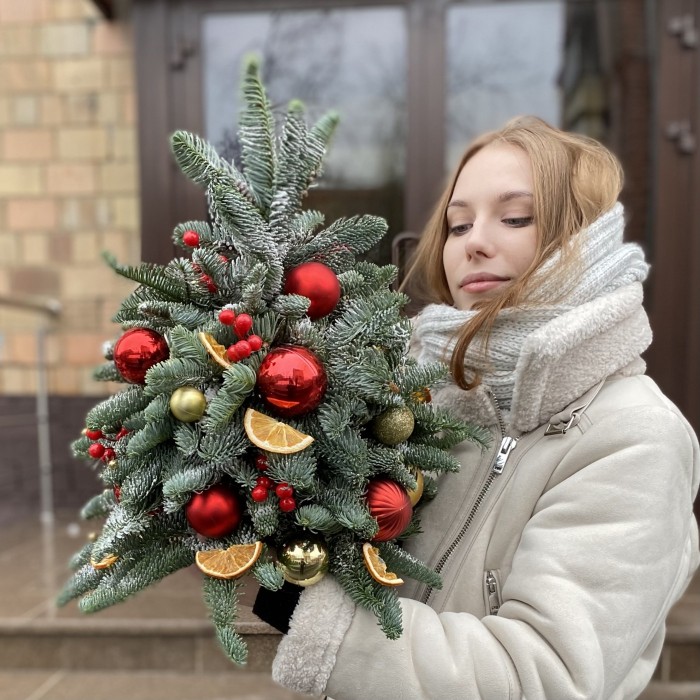 Елка с красным декором и цитрусами