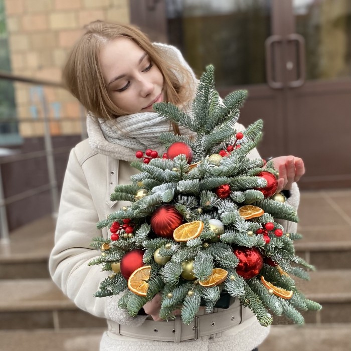 Елка с красным декором и цитрусами