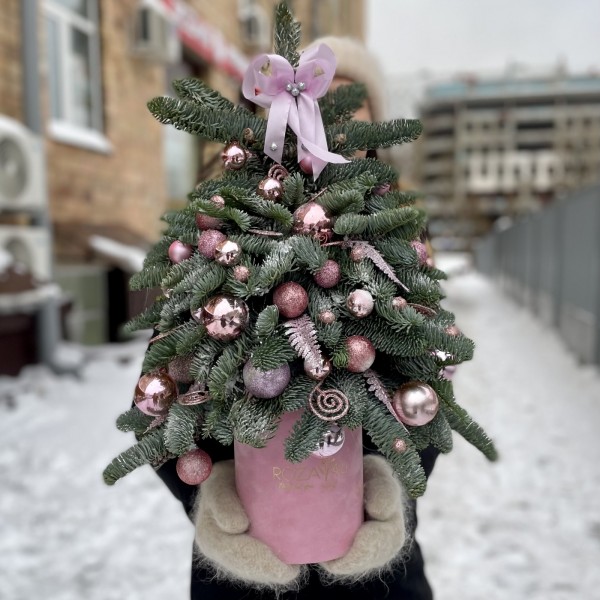 Елка с розовым декором