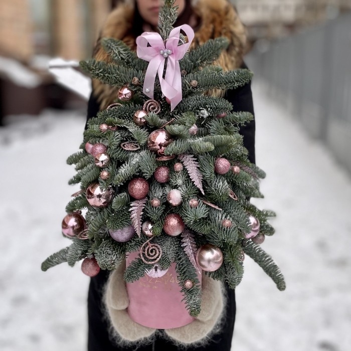 Елка с розовым декором