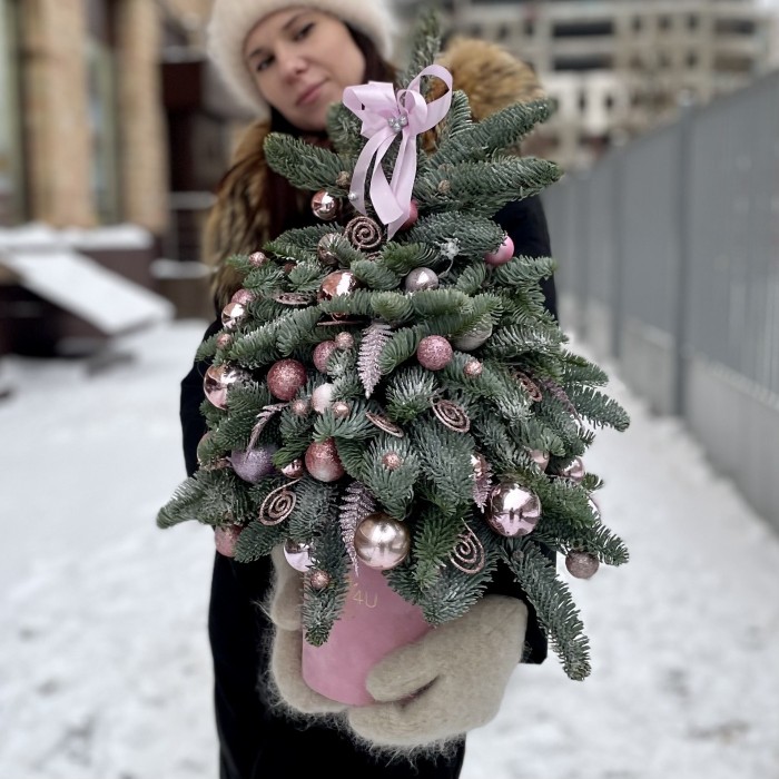 Елка с розовым декором