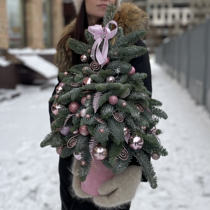 Елка с розовым декором