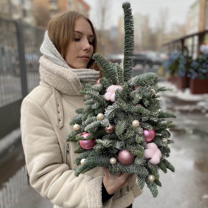 Елка с розовым декором и хлопком