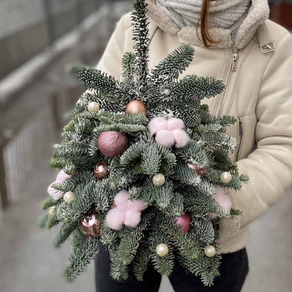 Елка с розовым декором и хлопком