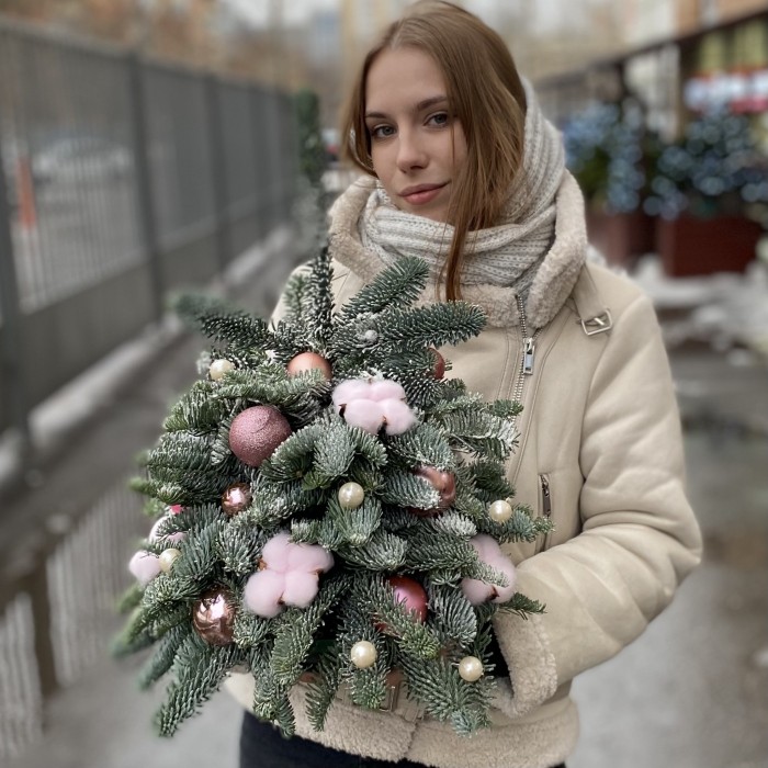 Елка с розовым декором и хлопком