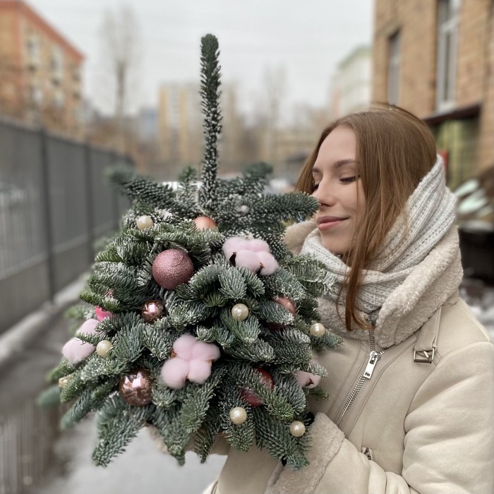 Елка с розовым декором и хлопком