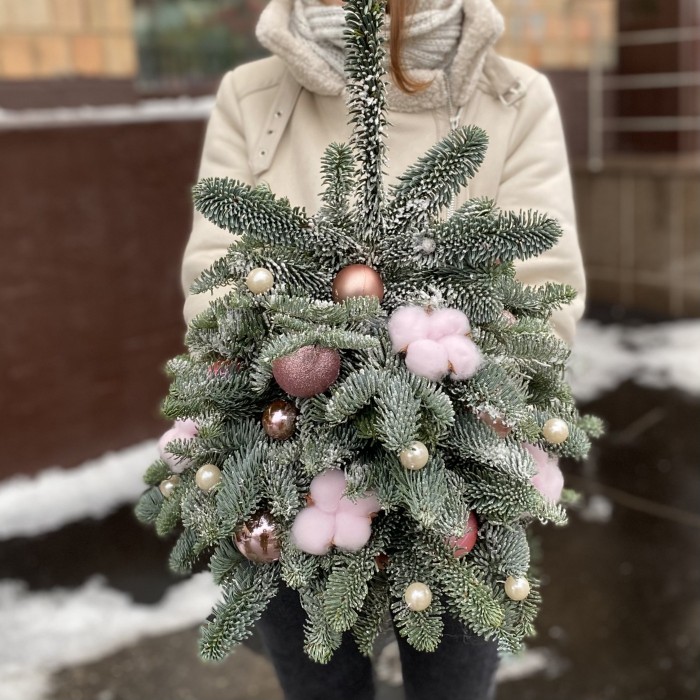 Елка с розовым декором и хлопком