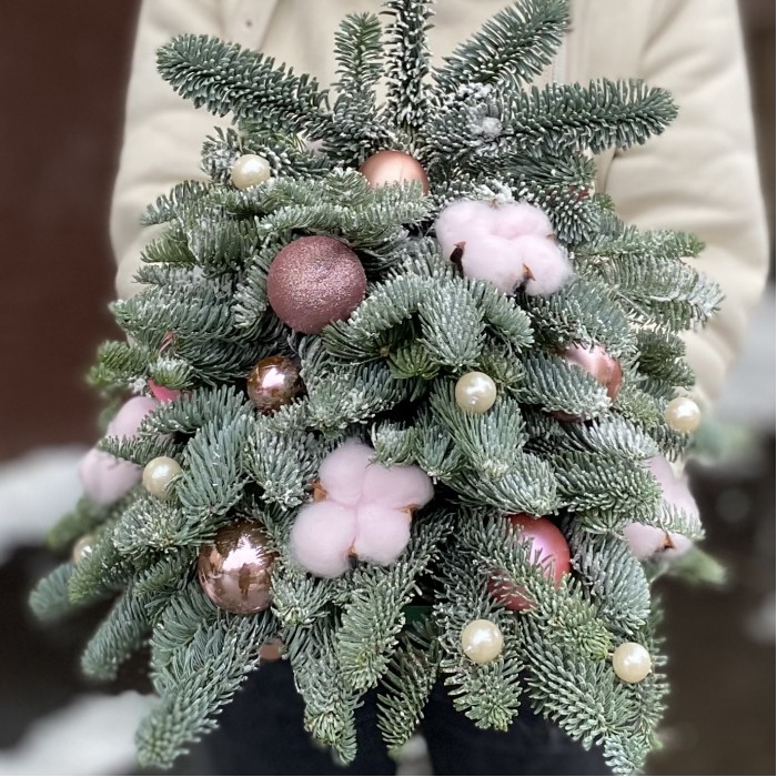 Елка с розовым декором и хлопком