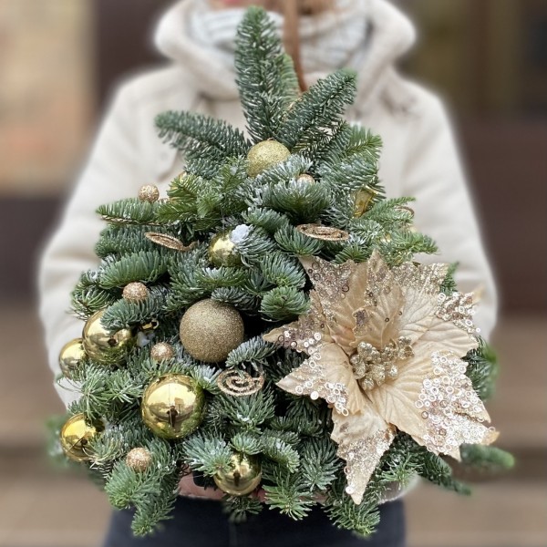 Елка с золотым декором и пуансетией