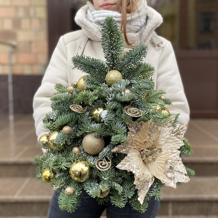 Елка с золотым декором и пуансетией