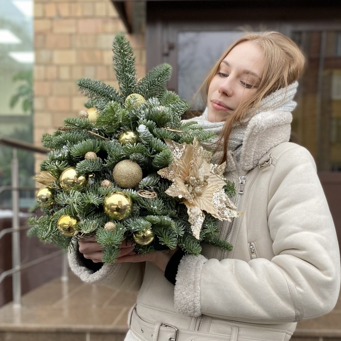 Елка с золотым декором и пуансетией