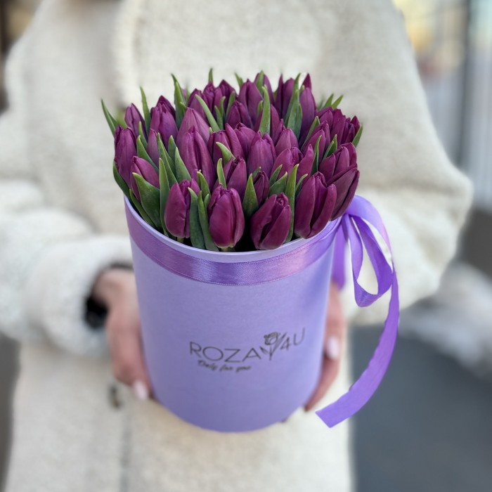 Фиолетовые тюльпаны в лиловой коробке
