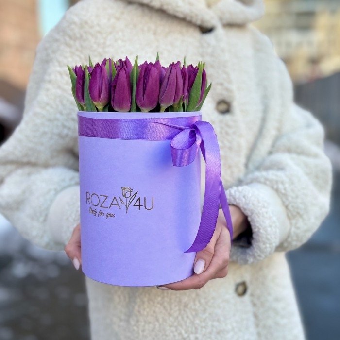 Фиолетовые тюльпаны в лиловой коробке
