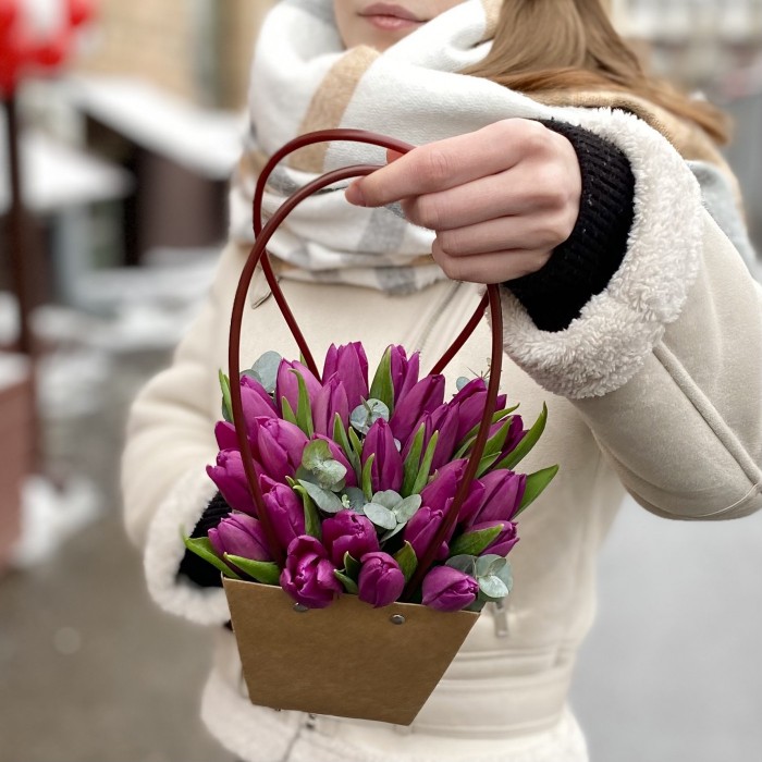 Фиолетовый тюльпан в сумочке с эвкалиптом