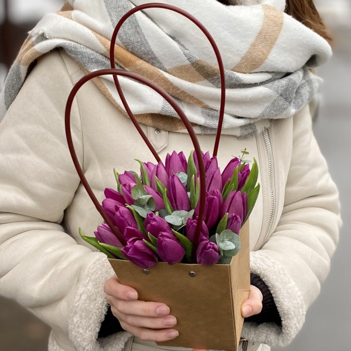 Фиолетовый тюльпан в сумочке с эвкалиптом