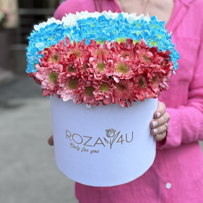 Флаг России из хризантем в коробке