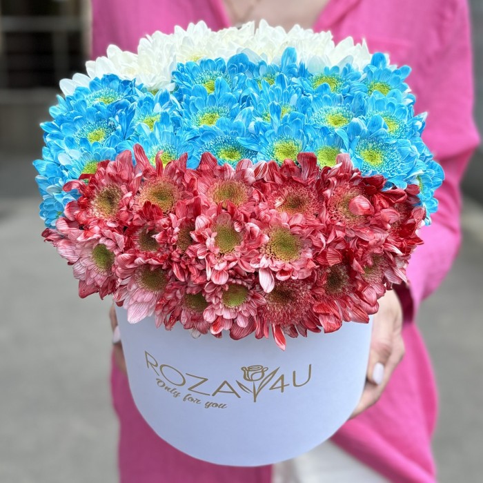 Флаг России из хризантем в коробке