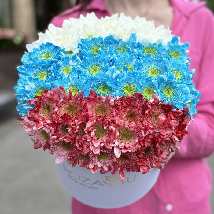 Флаг России из хризантем в коробке