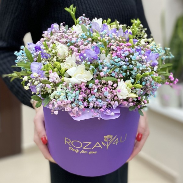 Фрезия с гипсофилой в коробке