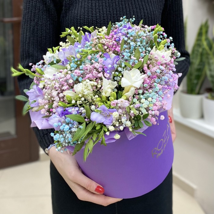 Фрезия с гипсофилой в коробке