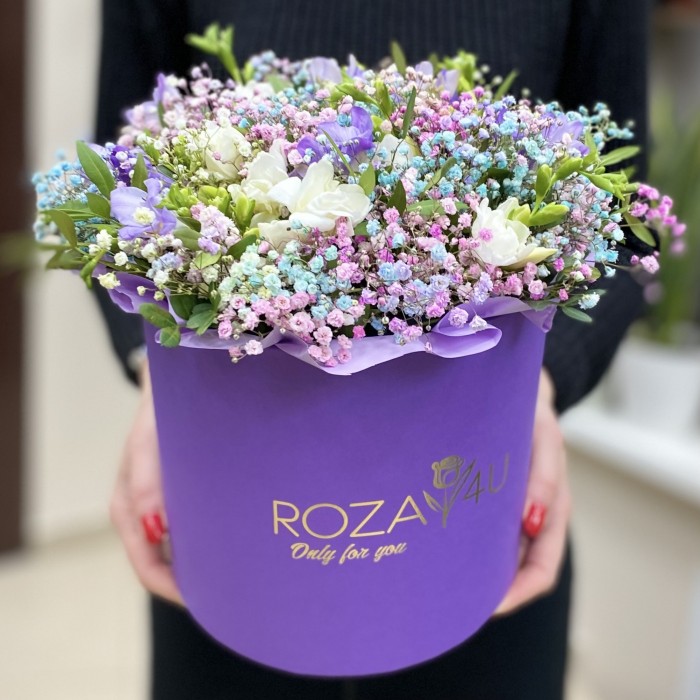 Фрезия с гипсофилой в коробке