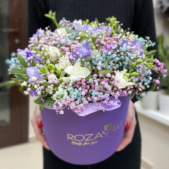 Фрезия с гипсофилой в коробке