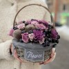 Фруктовая корзина с сиреневыми розами и кактусом